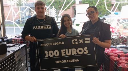 El ganador del cheque regalo de 300 euros posa en la nueva tienda Más por Menos en Ansoáin