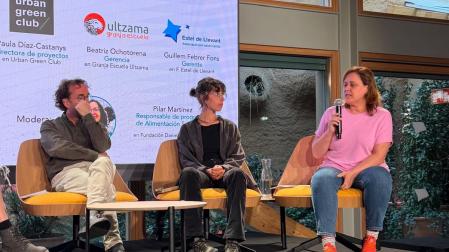 A la derecha de la imagen, Beatriz Ochotorena, de la Granja Escuela Ultzama, en una conversación del acto del fondo Tiina.