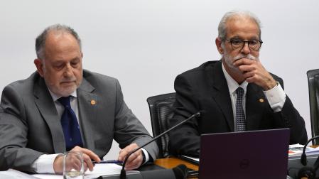 El presidente de la Cámara de Comptos, Ignacio Cabeza (derecha), en su comparecencia en el Parlamento de Navarra