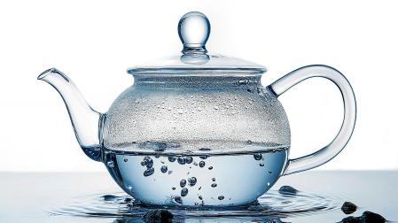 Una tetera con agua hirviendo