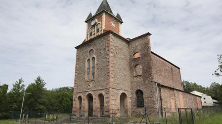 Un perímetro de seguridad rodea a la iglesia del desaparecido colegio de los Capuchinos, de Lekaroz.