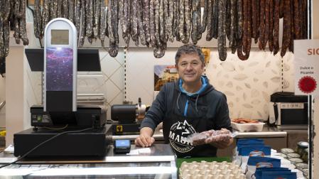 *El italiano Simone Borgio en su puesto especializado en embutido