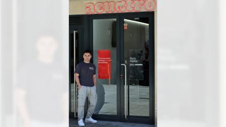 Alejandro Jódar Serrano en la puerta de su nueva hamburguesería ‘take away’, Acuatro Burger.