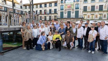 Organizadores, autoridades, e integrantes de la Asociación de Mujeres del Barrio de Lourdes de Tudela, este viernes en la apertura de las XXXII Fiestas de la Verdura