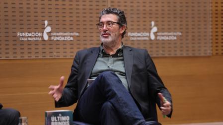 El director de 'ABC', Julián Quirós, durante la presentación en Civican de su novela 'El último brindis'