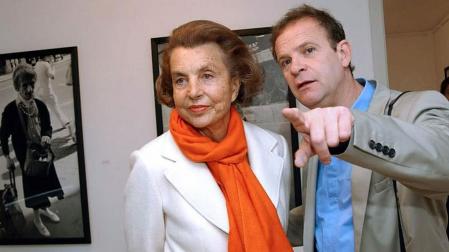 Fotografía de archivo tomada el 13 de junio de 2004 que muestra al fotógrafo francés François-Marie Banier junto a la heredera de L´Oréal, la multimillonaria Liliane Bettencourt