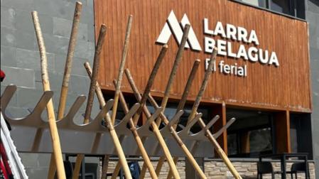 El tradicional intercambio de bastones entre esquiadores y pastores del valle da este sábado inicio oficial a la temporada de verano en la zona de Larra-Belagua