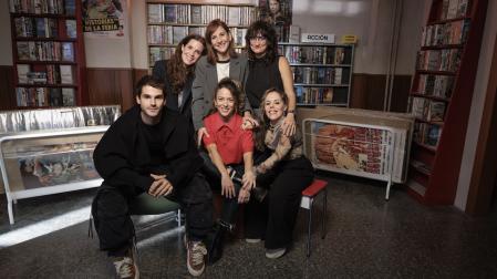 Andrea Jaurrieta, de rojo en el centro, entre los actores Álvaro Mel (izda.) y Celia Morán. De pie, la actriz Malena Alterio entre las codirectoras Nuria Gago y Laura M. Campos