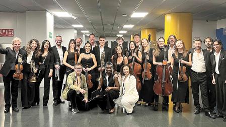Miguel Tantos, en el centro con su trombón, junto al resto de la orquesta y otros músicos participantes en los conciertos de Rosalía en Madrid