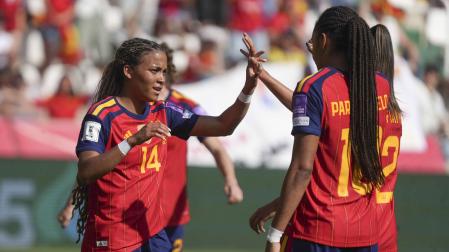 La delantera de la selección española Vicky López celebra con su compañera Edna Imade la consecución del quinto gol