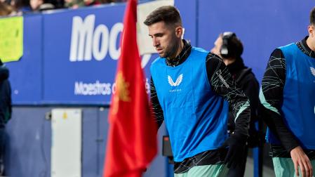 Jesús Areso, calentando en el banda de El Sadar en el Osasuna-Athletic de la primera vuelta