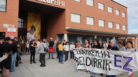 Manifestación del colectivo feminista junto al IES Zizur