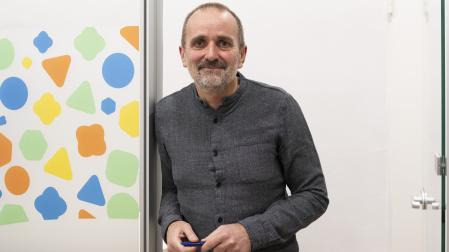 Javier Huarriz, en la sede de la Red Navarra de Lucha contra la Pobreza y la Exclusión Social, en el barrio de la Rochapea