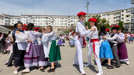 La actuación de 280 dantzaris txikis con motivo de los actos de celebracion del 85º aniversario de Oberena