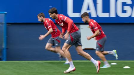 Una imagen del entrenamiento de ayer en el estadio de El Sadar, con Catena en primer plano