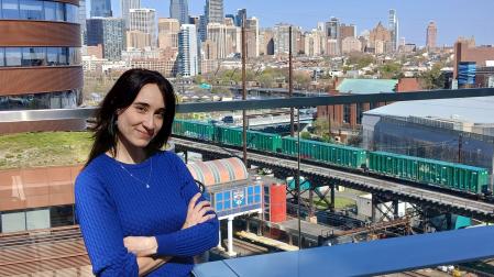 Ángela Aznar Gómez, con el skyline de la ciudad de Filadelfia de fondo
