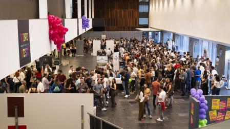 El público rodeaba los stands de las 22 bodegas mientras probaba los vinos.