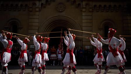 Homenaje a Carlos Alemán e Iñaki Domínguez por parte de los dantzaris de Duguna y los danzantes de San Lorenzo