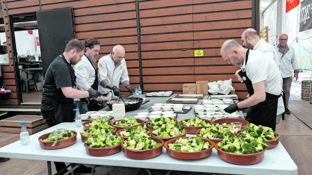 Las cazuelas de barro con el brócoli durante la preparación del risotto
