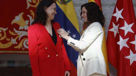 La presidenta de la Comunidad de Madrid, Isabel Díaz Ayuso, le impone la Medalla de Oro a la Premio Nobel de la Paz María Corina Machado, este sábado en la Casa de Correos, en Madrid