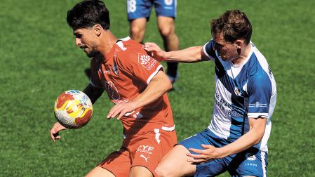 Terés, de la Mutilvera lucha por el balón ante Rodríguez del Utebo.