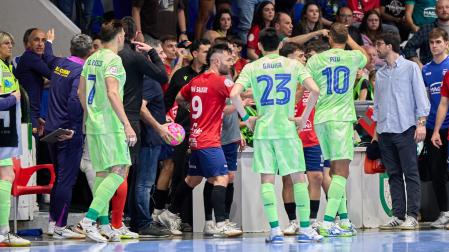 Imagen del tumulto que se ha formado en el túnel de vestuarios en el descanso del Osasuna Magna-Barça