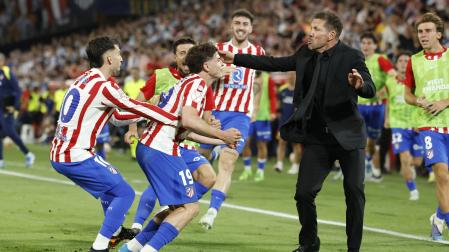 El delantero del Atlético de Madrid Julián Álvarez (2i) celebra su gol con Diego Simeone, durante la final de la Copa del Rey que enfrenta a Atlético de Madrid y Real Sociedad