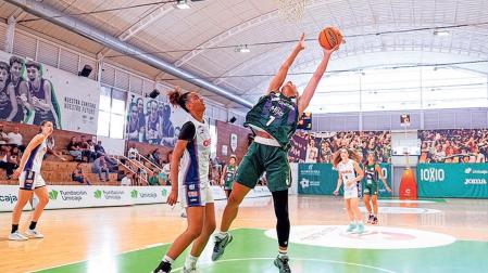 Aixa Wone (Osés) trata de frenar a Rivers (Unicaja Mijas)