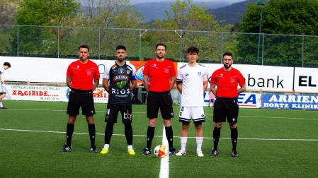 Santigosa, del Tudelano, junto a Arberas, del Gernika, y el equipo arbitral.