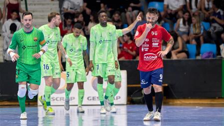 El ala de Osasuna Magna Dani Saldise se lamenta tras el tercer gol del Barça, que marcó Eric Martel