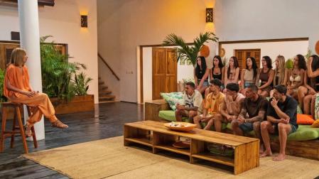 Sandra Barneda frente a los concursantes de 'La isla de las tentaciones'