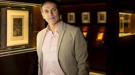 Luis Zueco posa ante las láminas de los 'Caprichos' de Goya