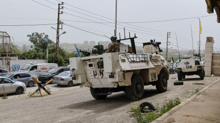 Patrullas francesas de FINUL toman posiciones este sábado en uno de los puentes que conectan al sur de Líbano