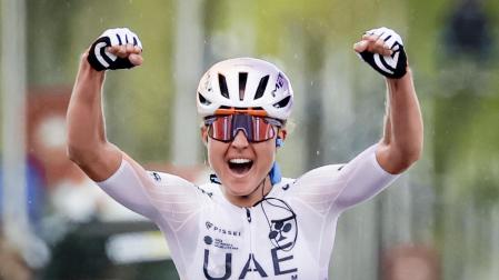 Paula Blasi festeja la victoria en la Amstel Gold Race