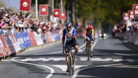 Remco Evenepoel celebra la victoria en la Amstel Gold Race