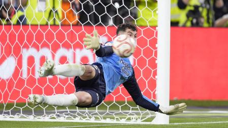 Unai Marrero, en la parada con la que detuvo el lanzamiento de Sorloth