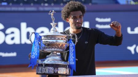El tenista francés Arthur Fils levanta el trofeo Conde de Godó tras vencer al ruso Andrei Rublev
