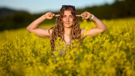 Laura Teruel, defensa de Osasuna, emula el gesto que hizo tras marcar al Barcelona B