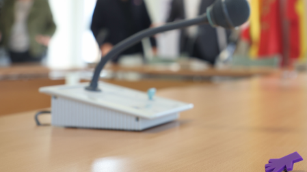 Salón de plenos de Orkoien, uno de los ayuntamientos firmantes del protocolo local de coordinación de la actuación ante la violencia contra las mujeres del INAI.