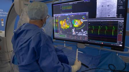 El Dr. Ignacio García Bolao, durante una intervención en el Laboratorio de Electrofisiología de la Clínica Universidad de Navarra