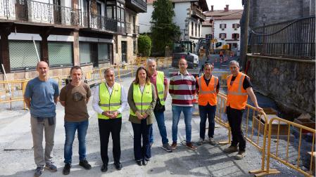 Un momento de la visita realizada por el consejero Óscar Chivite a las obras que se están ejecutando en Bera