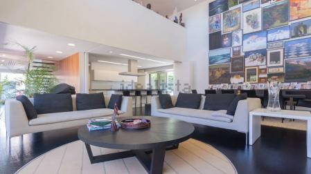 Salón a doble altura del chalé de lujo a la venta en Beloso