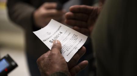 *A: Irati Aizpurua San Román *F: 20-04-26 *T: Regularización de inmigrantes. *L: Correos Pase Sarasate, Pamplona.