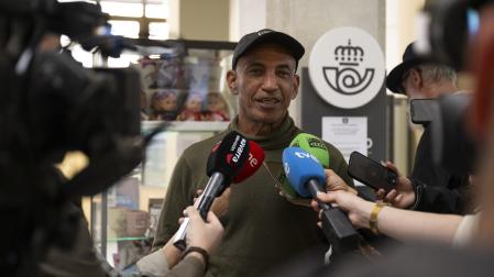 *A: Irati Aizpurua San Román *F: 20-04-26 *T: Regularización de inmigrantes. *L: Correos Pase Sarasate, Pamplona.