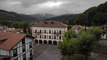 Panorámica de la plaza donde se localiza el Ayuntamiento de Bera.