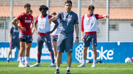 Lisci dirige al equipo durante el entrenamiento de este lunes, 20 de abril, en Tajonar