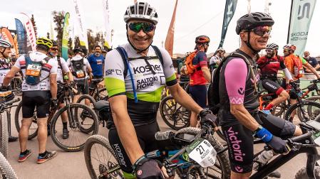 August Pascual, con el maillot del Kosner-Saltoki Home en una edición anterior de la Titan Desert