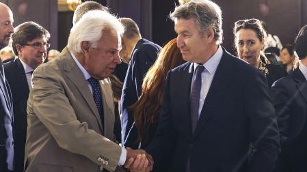 El líder del Partido Popular, Alberto Núñez-Feijóo, saluda al expresidente del Gobierno Felipe González durante un desayuno informativo protagonizado por la líder opositora venezolana María Corina Machado en Madrid