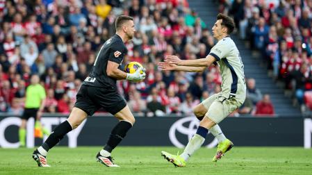 Unai Simón y Budimir, frente a frente la temporada pasada en San Mamés. j.p. urdíroz