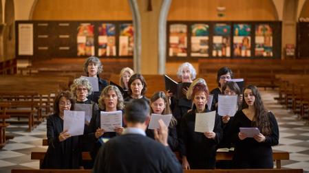 Trece de las diecisiete mujeres que forman Lux Canora, en su ensayo del pasado sábado en la iglesia de los Capuchinos de Pamplona. Les dirige Raúl del Toro